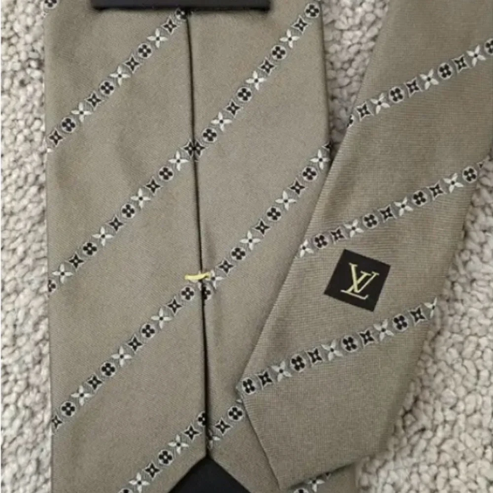 LOUIS VUITTON Bias Monogram Tie - Picture 4 of 6